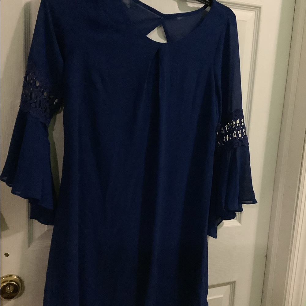 Beautiful dress w/design lace in sleeve - Picture 3 of 4